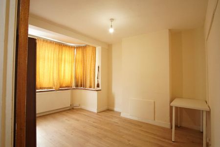 4 bedroom semi-detached house to rent - Photo 2