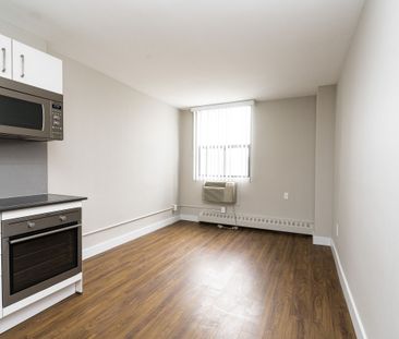 798 Richmond Street West - Photo 2