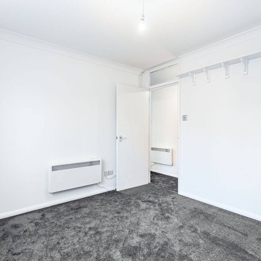 Available unfurnished now - Photo 1