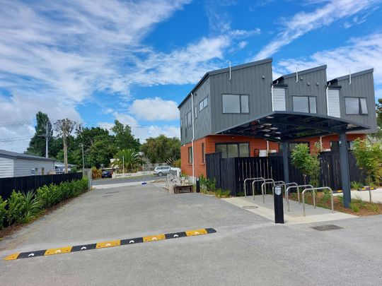 Cozy Townhouse in Mt Wellington - Photo 1