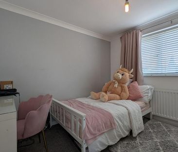 3 bedroom end of terrace house to rent - Photo 2