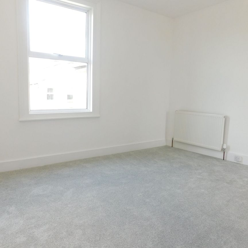 Queens Place, Morden, SM4 - Photo 1