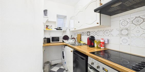 High Street, Hampshire High Street, Hampshire - Photo 3