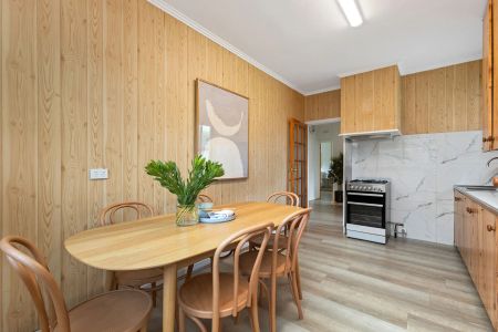 CHARMING FAMILY HOME FOR RENT IN HAMPTON! - Photo 4