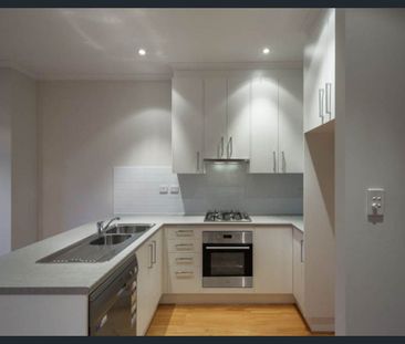 BEAUTIFULLY PRESENTED TOWNHOUSE - Photo 5