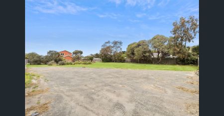 Family home in rural setting - Photo 4