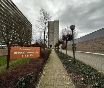 Ruim gelijkvloers appartement met 2 slaapkamers en parking - Photo 2