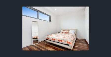 Modern 4-Bedroom Townhouse with Double Garage in Monterey - Photo 4