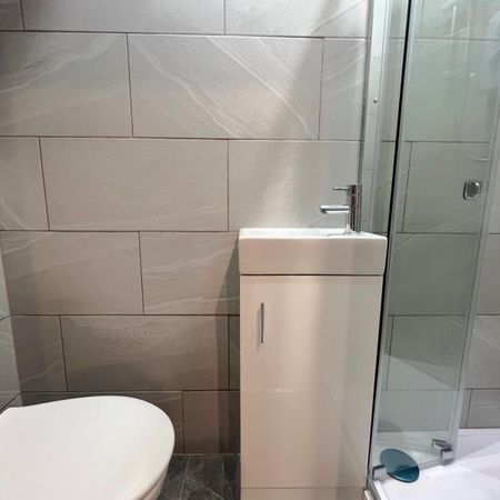 Raymond Crescent , Guildford, GU2 - Photo 3