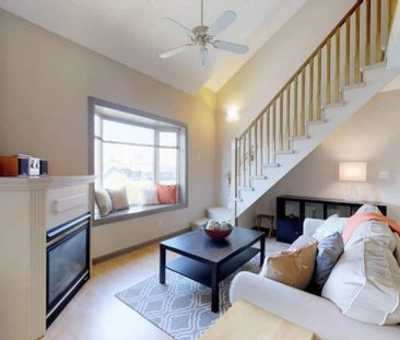 Edmonton Furnished Condo Rental in Whyte Ave/University - Loft livi... - Photo 4