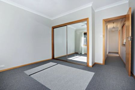 Light-Filled Apartment Offering Comfort and Convenience - Photo 4