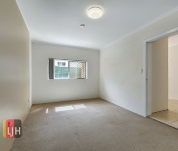 CENTRALLY LOCATED, 3 BEDROOM UNIT WITH A/C! - Photo 2