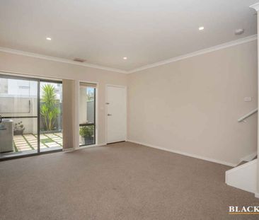 Spacious three bedroom townhouse - Photo 1