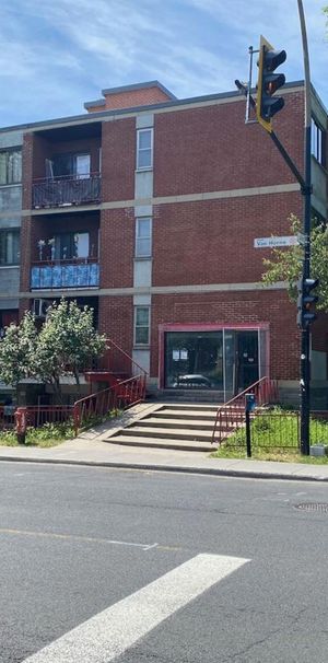 Three-Bedroom, Three-Bathroom (5 1/2) - 4605 4615 Ave Van Horne, Montréal - Photo 1