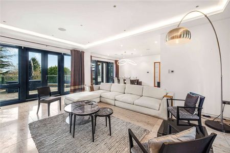 Exceptional six bedroom luxury residence in Bowdon with gym, cinema, sauna, CCTV, media system and dual level stacking double garage - Photo 5