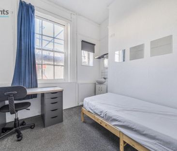 1 bedroom in a house share to rent - Photo 2