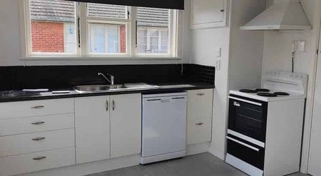 3BR Home in Marchwiel! Lawns included! - Photo 4