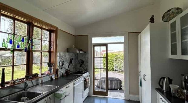 “Timeless Character, Space & Sun – A Perfect Family Retreat” - Photo 1