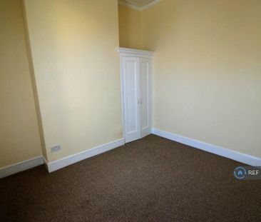 3 bedroom end of terrace house to rent - Photo 3