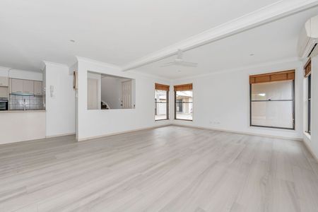 Spacious Private Townhouse in Prime Scarborough Location! - Photo 4