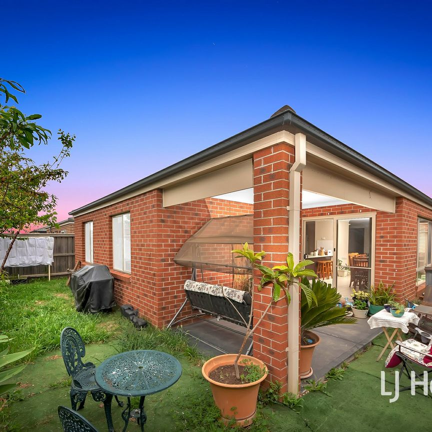 Perfect Family Home in Tarneit's Huntingfield Estate! - Photo 1