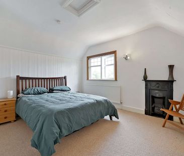 A substantial six-bedroom detached family home with spacious living... - Photo 5