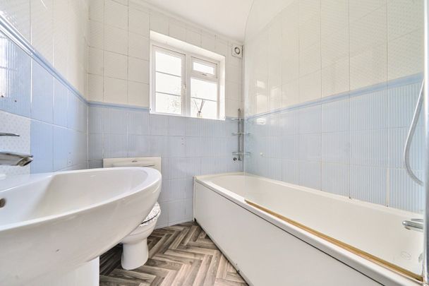 Amblecote Road, London, SE12 - Photo 1