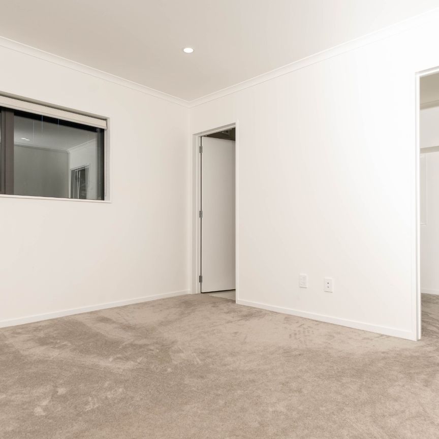 Spacious home - Photo 1