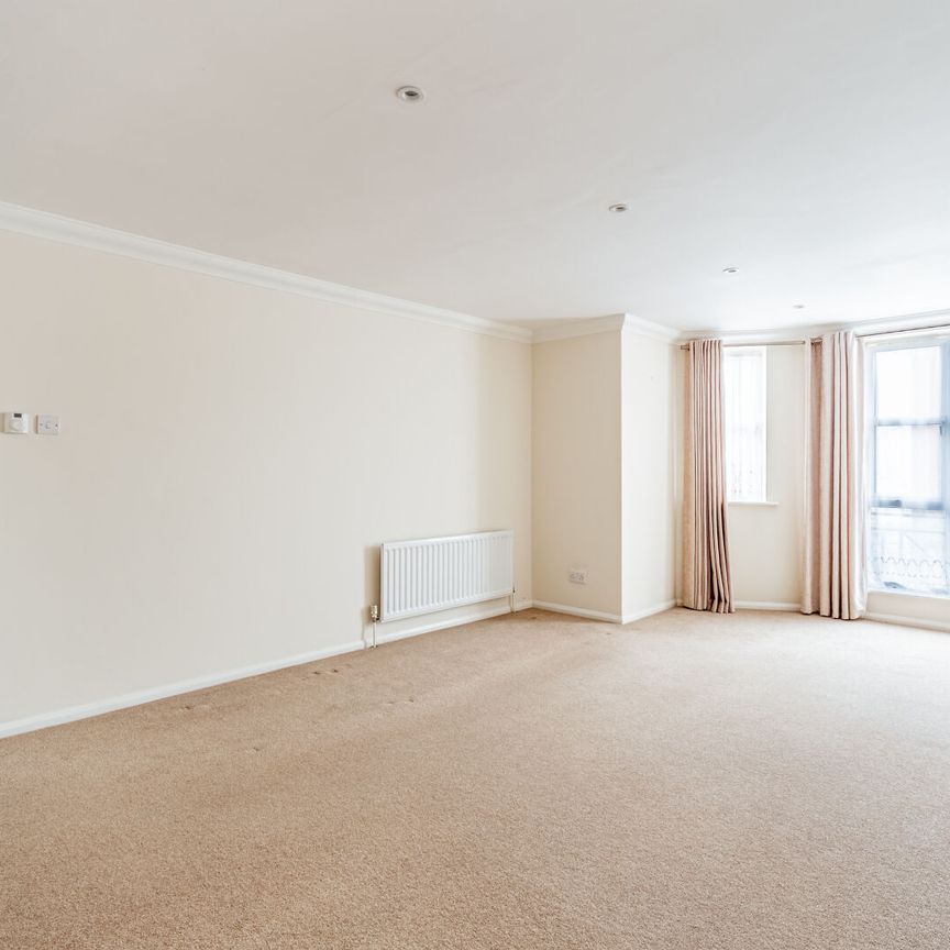 Available unfurnished now - Photo 1