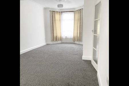 3 Bed End Terrace, Chesley Gardens, E6 - Photo 2