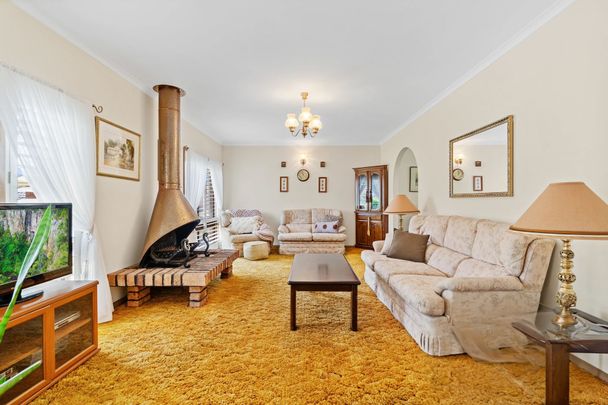 Modern Family Living in a Quiet, Sought-After Ruse Pocket - Photo 1