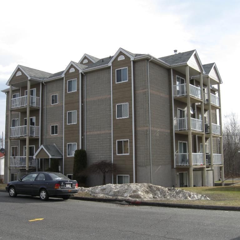 5 1/2 rénové demi sous sol bien éclairé dans 12 logements - Photo 1