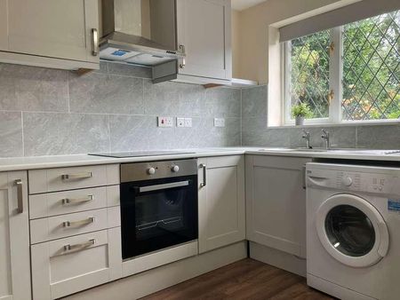 Ravenfield, Englefield Green, TW20 - Photo 2