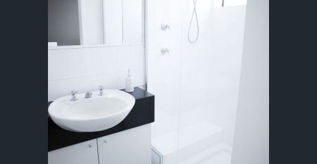 2-Bedroom Apartment in the Heart of Carrara - Photo 2