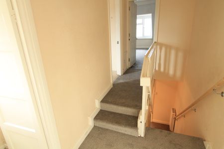 3 bed flat to rent in St Leonards Road, BH8 - Photo 2