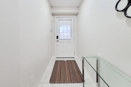 Townhouse For Lease | X8052802 - Photo 2