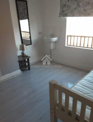 1 bedroom in a house share to rent - Photo 4