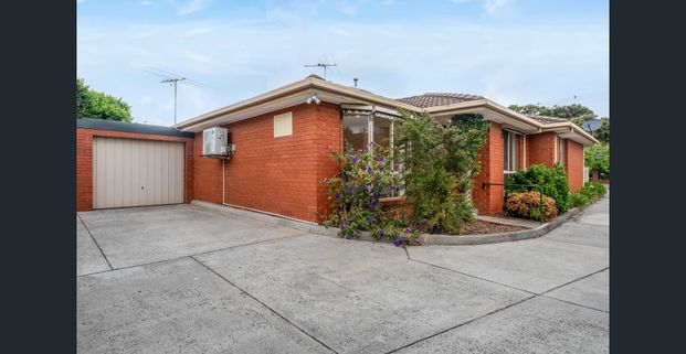 Like New Villa Unit in Prime Location - Photo 1