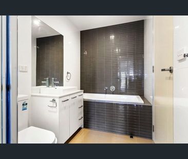 Modern 1 Bedroom Apartment - Photo 4