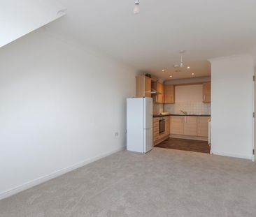 Harwoods Road, Watford, Hertfordshire, WD18 - Photo 2