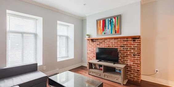 Downtown -Superb 3Beds+2Bath On 2 Floors - Photo 3