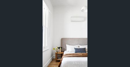 Wide-frontage residence in coveted garden setting - Photo 3