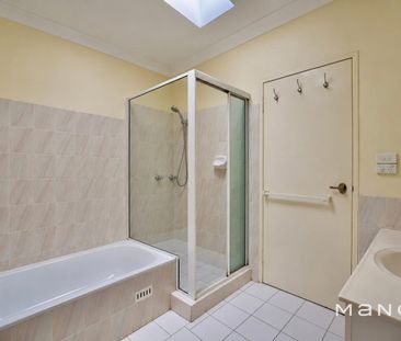 Spacious Three-Bedroom Townhouse in a Convenient Dundas Valley Setting - Photo 3
