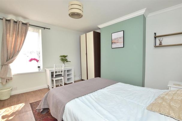 4 bedroom end of terrace house to rent - Photo 1