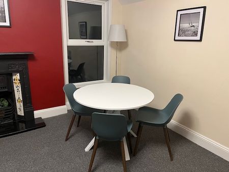 Top Floor Apartment to rent in Southsea just minutes from the picturesque Southsea Seafront and Canoe Lake. - Photo 3