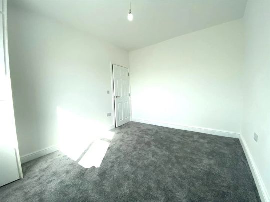 5 bed terraced house to rent in Wakemans Hill Avenue, London, NW9 - Photo 1