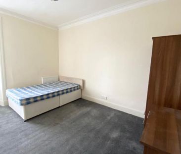 3 bedroom flat to rent - Photo 3