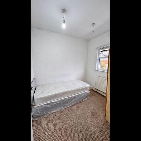 Room in a Shared House, Margery Terrace, E7 - Photo 4