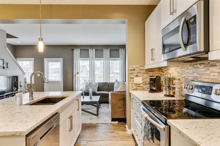 Legacy Family Home With Bonus Room & Wet Bar | A/C | Garage - Photo 5