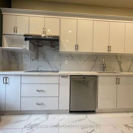 MUST SEE RENOVATED APARTMENT 2ND FLOOR 2 BEDS KENSIGHTON - Photo 1